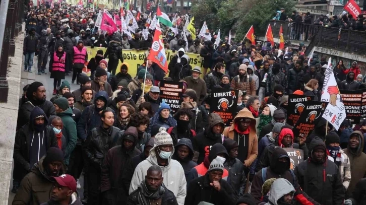 Göçmenler, Fransa’da 43 kentte göç yasasını protesto etti