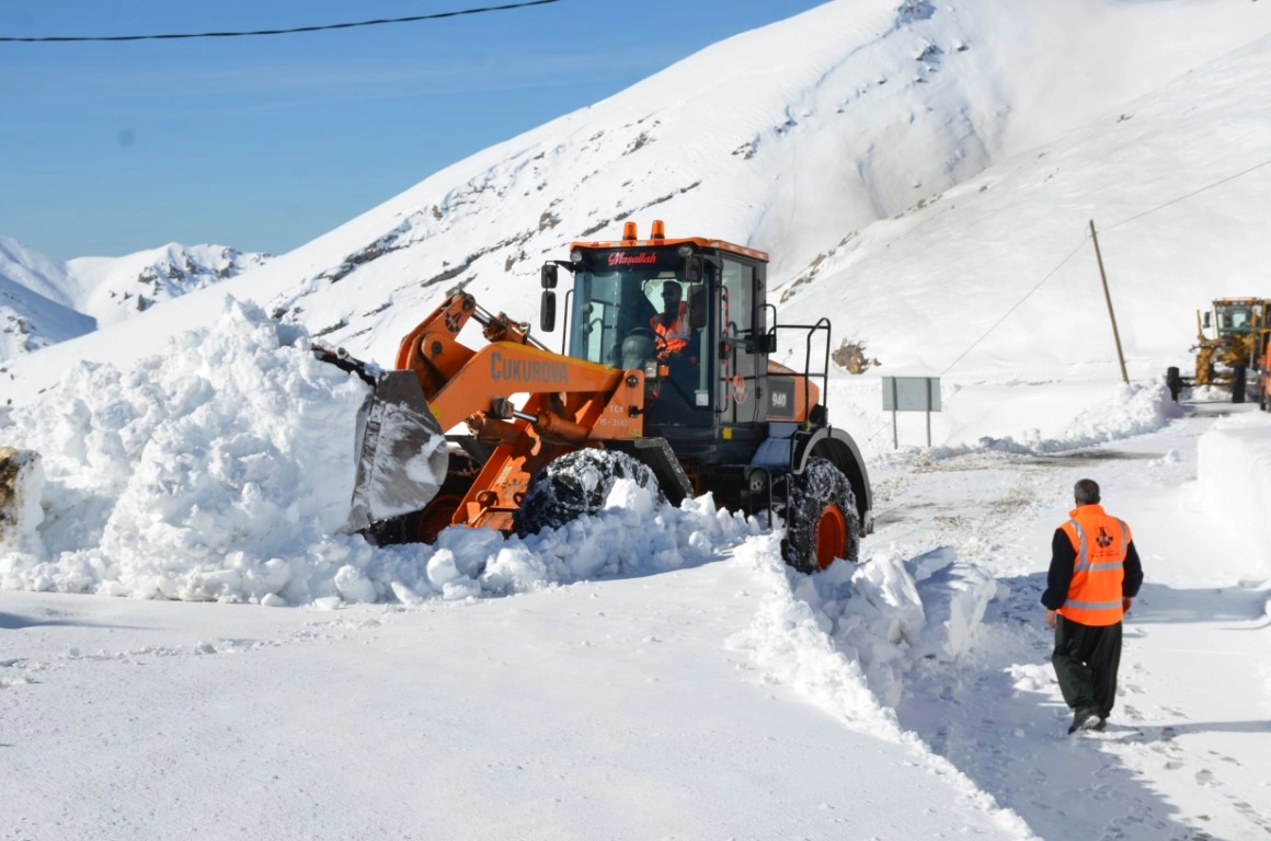 Doğu kar altında, Şırnak'ta kar kalınlığı 2 metreyi geçti