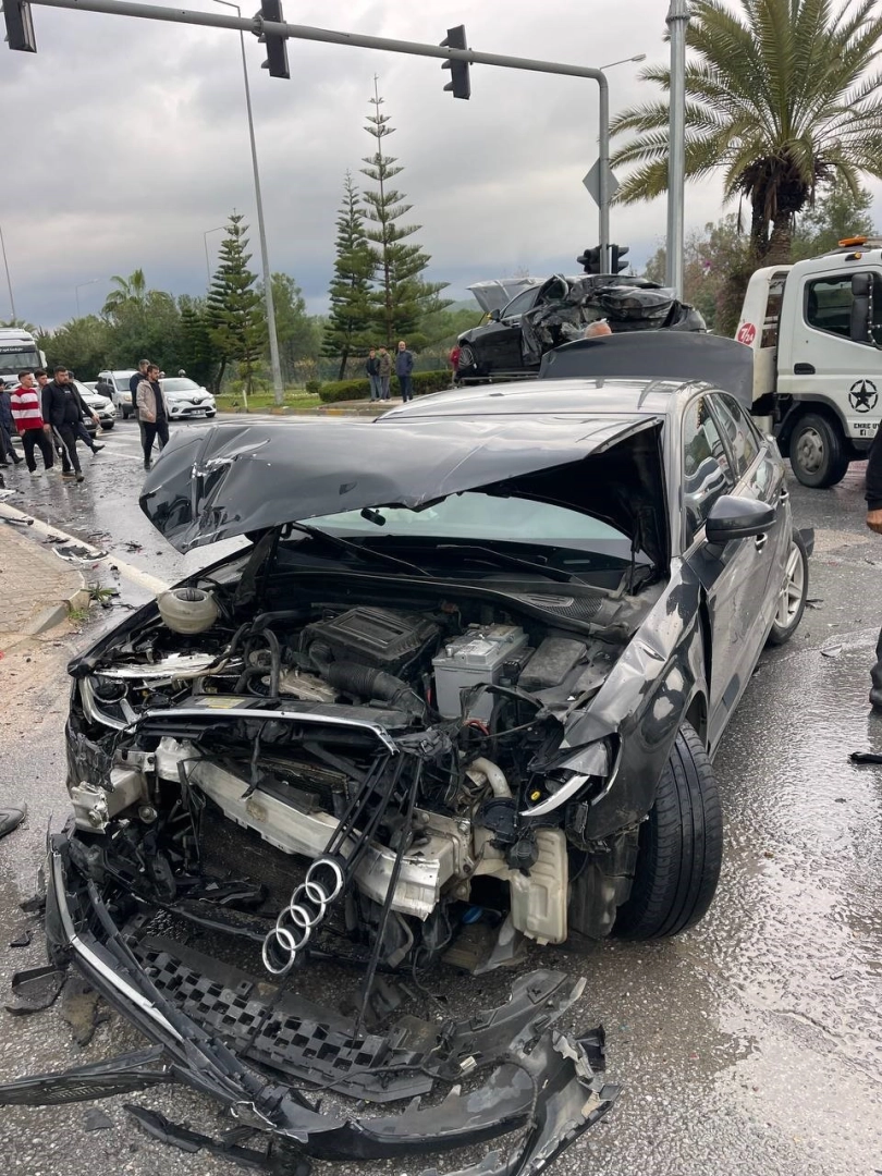 Freni tutmayan Tır, kırmızı ışıkta bekleyen araçları ezdi geçti: 4 yaralı