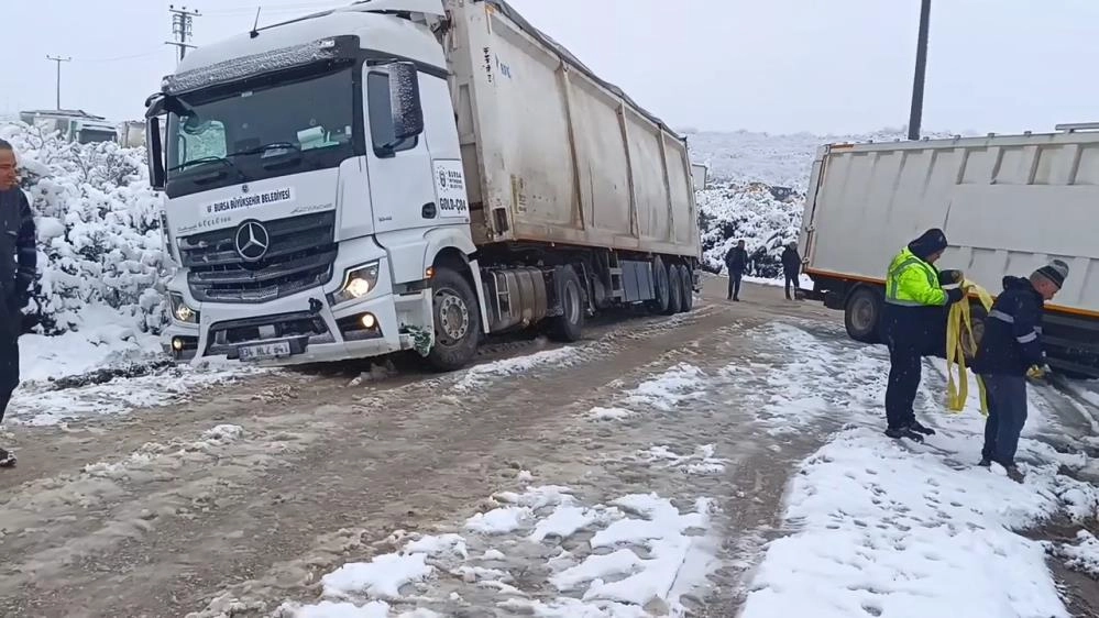 İnegöl ilçesinde  kar yağışı sonrası tırlar yolda kaldı