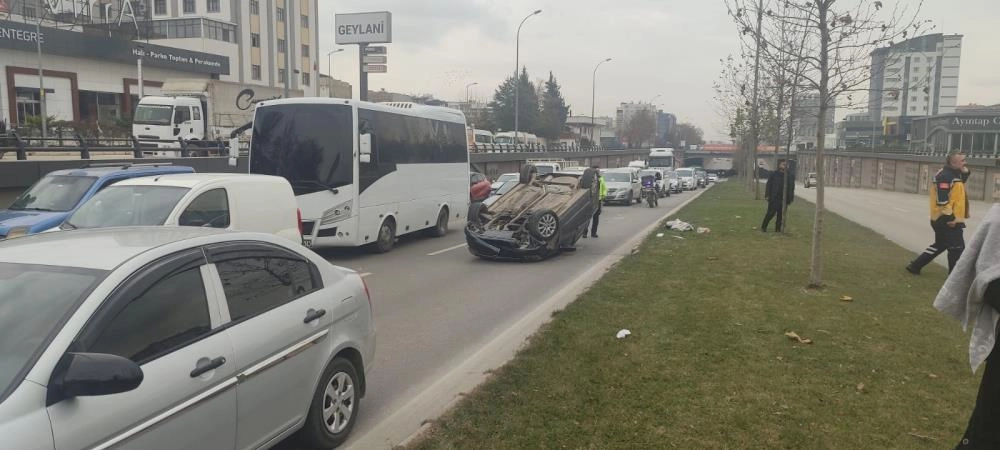 Gaziantep’te takla atan araçta bulunan 4 kişi yaralandı