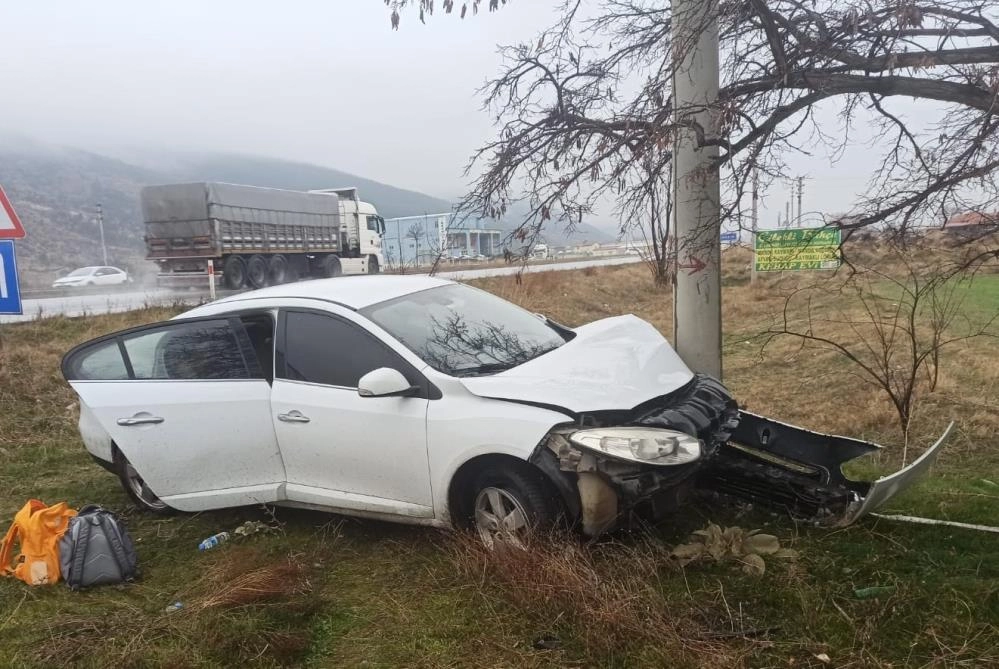 Elektrik direğine çarpan otomobilde biri  çocuk 3 kişi yaralandı