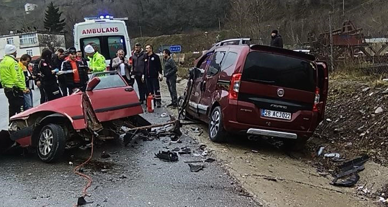 Trafik kazası, otomobil ikiye bölündü  5 yaralı var