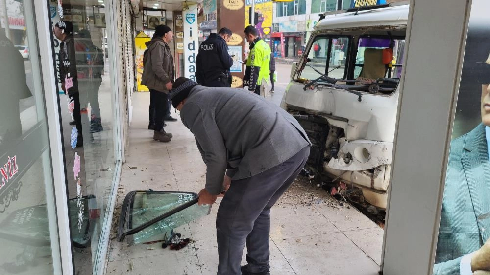 Adıyaman'da minibüs ile kamyonet çarpıştı: 3 yaralı