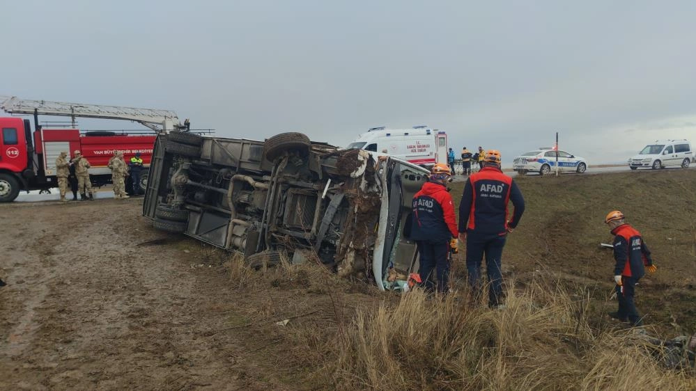 Yolcu Midibüsü şarampole devrildi:27 yaralı