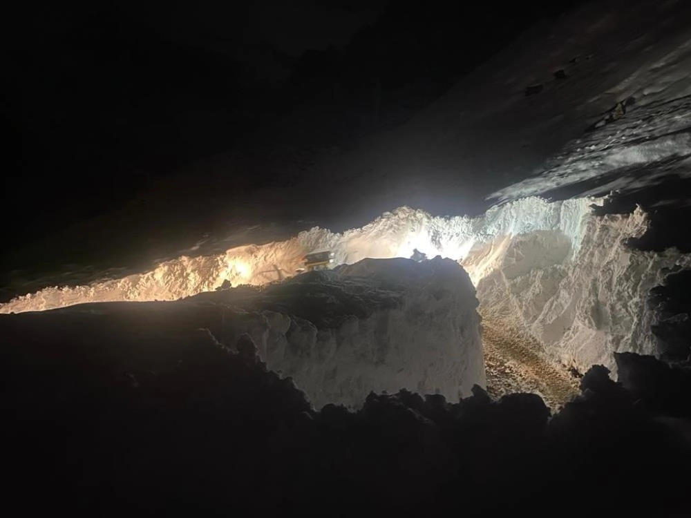 Hakkari Yüksekova'da kar tünelleri 7 metreyi geçti