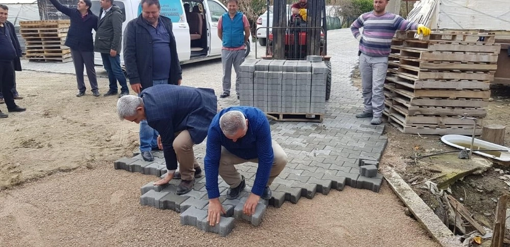 Ak Partili Başkan Adayı Karakuş, Seçim Çalışmasını Bırakıp Parke Döşedi