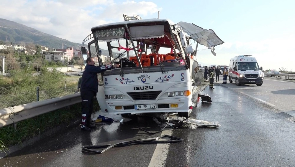 Hatayda Tır, Midibüse Çarptı: 1 Ölü, 8 Yaralı