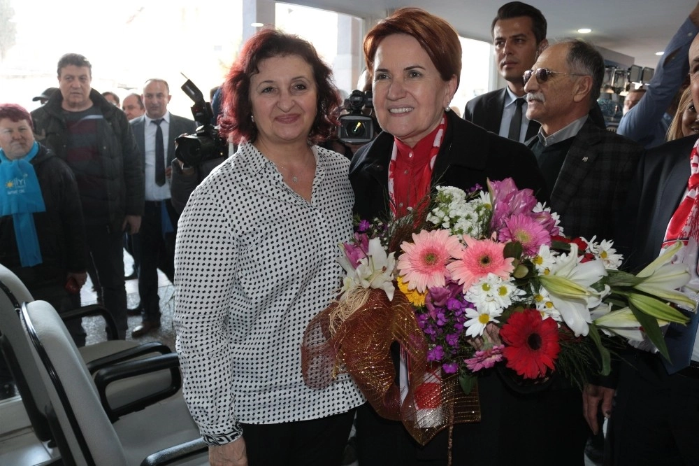 Akşener, 40 Yıllık Okul Arkadaşını Ziyaret Etti