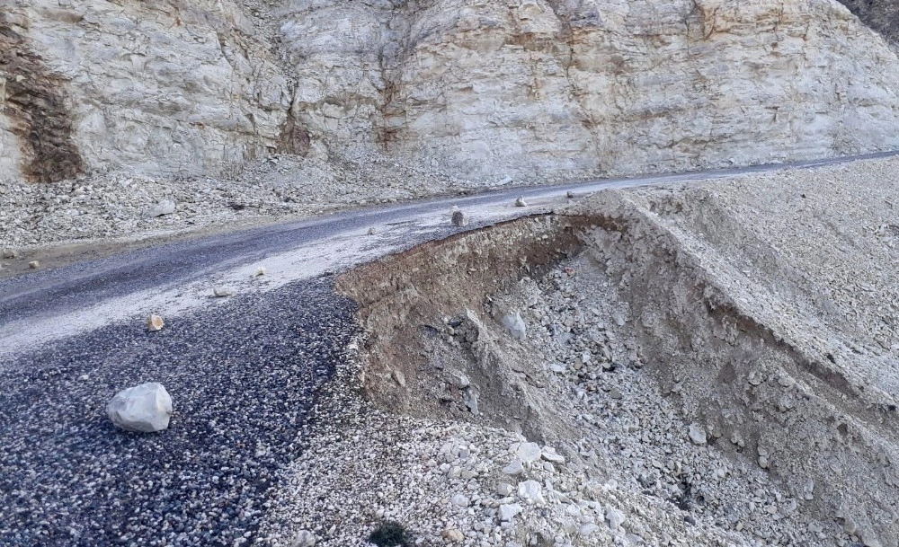 Tut İlçesinde Köy Yolu Çöktü