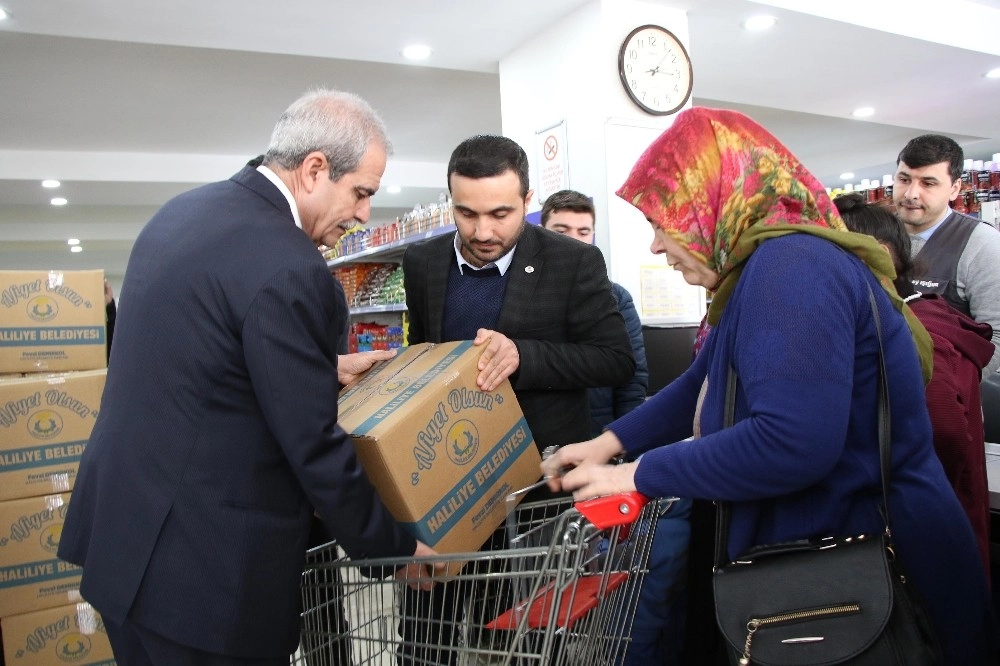 İhtiyaç Sahibi Ailelere Gıda Kolisi Dağıtıldı