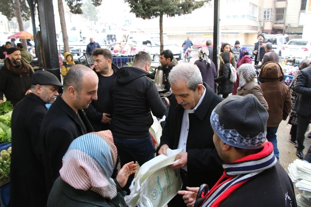 Belediye Başkanı Vatandaşlara Bez Çanta Dağıttı