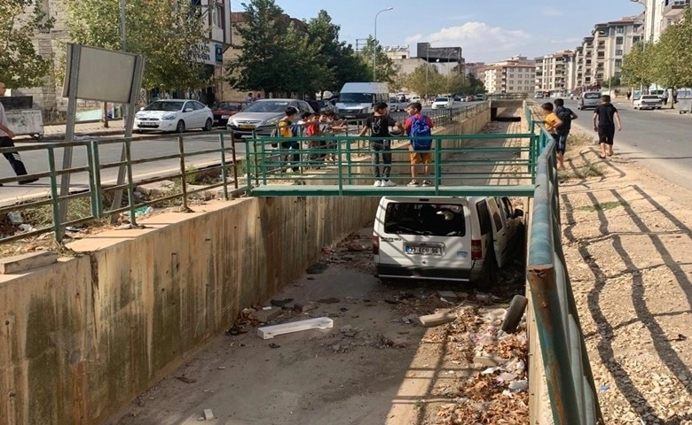 Gaziantep'te bir araç kanala uçtu