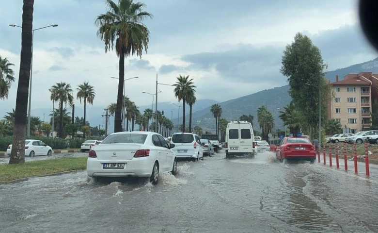 Hatay İskenderun'da yağış yolları göle çevirdi