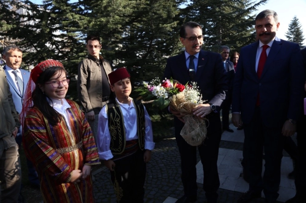 Bakan Dönmez: “Ak Parti Belediye Hizmetlerinde Kendini İspat Etti”