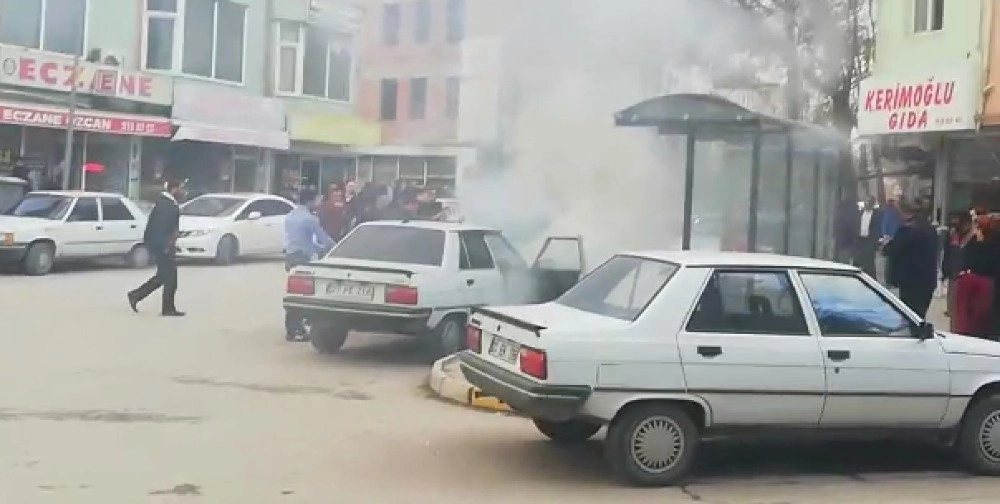 Bagajındaki Yangın Söndürücü Sayesinde Aracını Yanmaktan Kurtardı