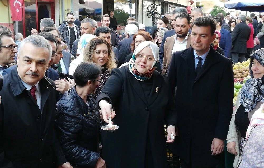 Bakan Selçuk Baba Ocağında Pazar Alışverişi Yaptı, Esnafı Dinledi