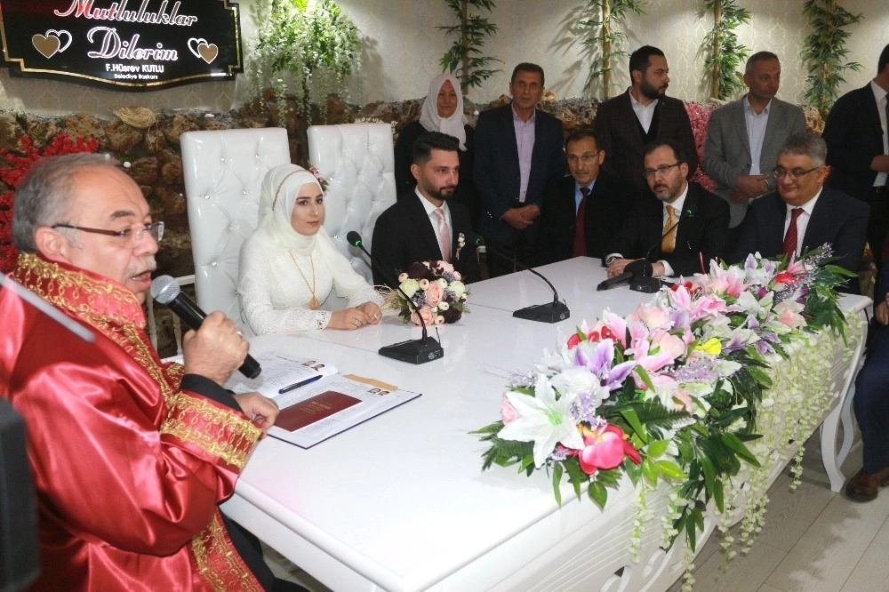 Bakan Kasapoğlu Türkü Söyledi, Nikah Şahidi Oldu