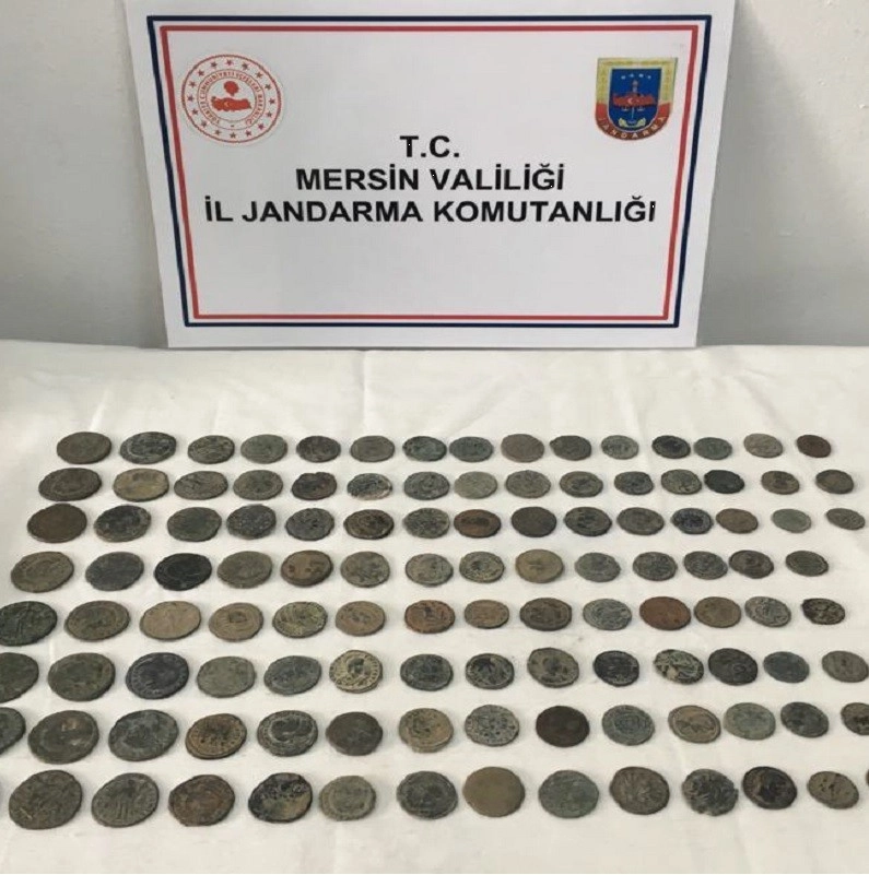 Mersinde Roma Dönemine Ait 115 Tarihi Sikke İle 2 Bıçak Ele Geçirildi