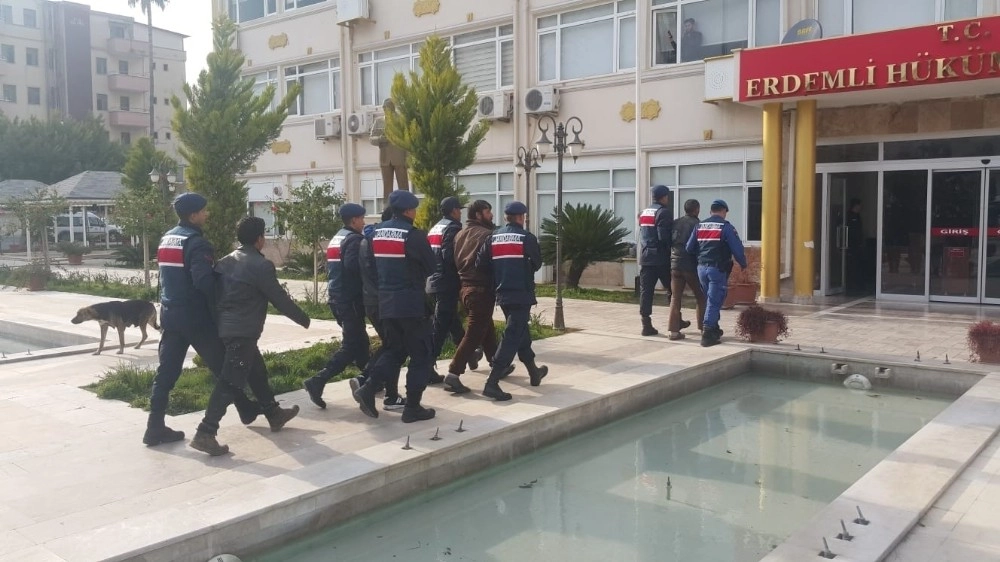 Mersinde Jandarma Aranan 24 Kişiyi Yakaladı