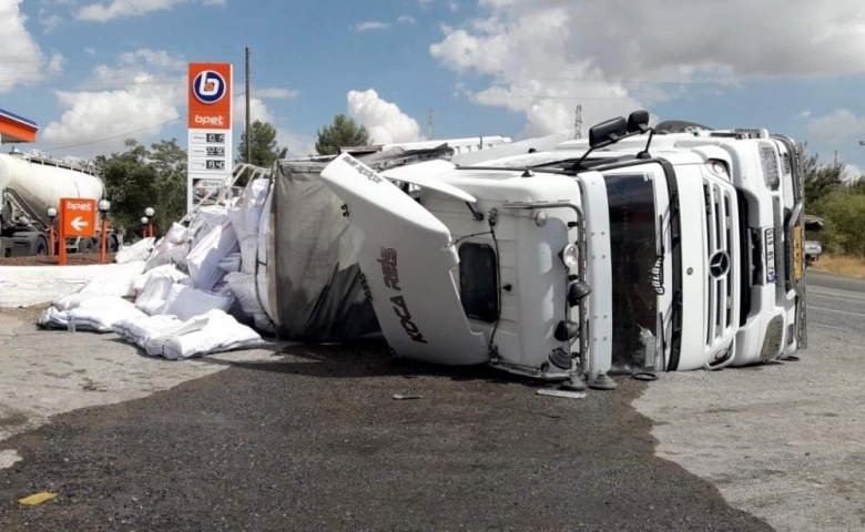 Adıyan'da Virajı alamayan tır  metrelerce sürüklendi