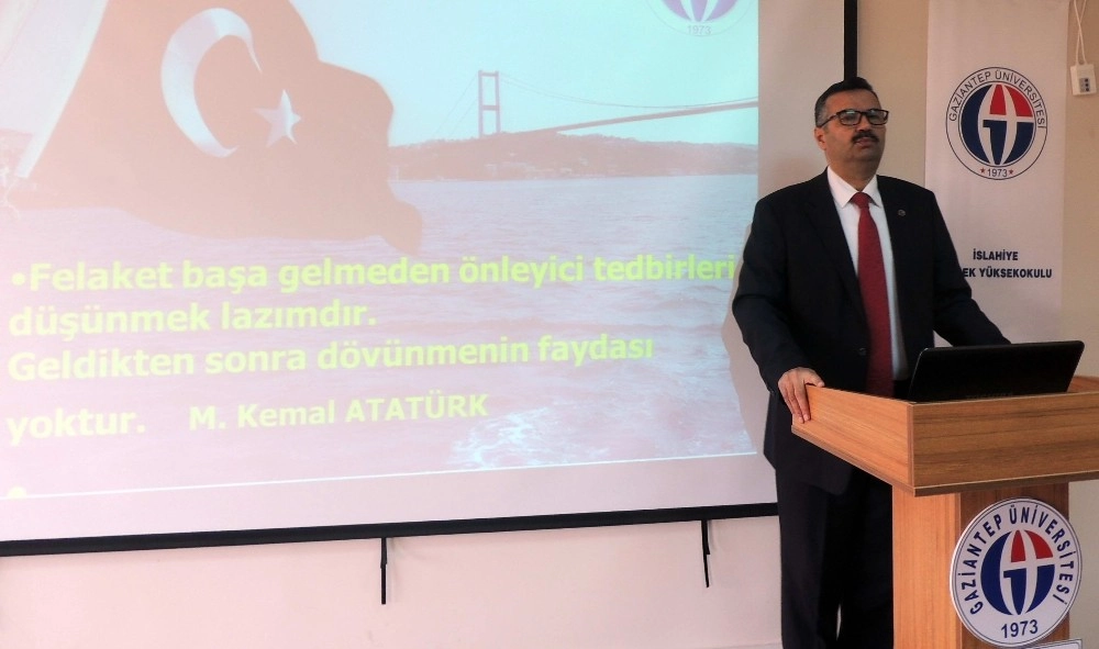 Üniversite Öğrencilerine Sivil Savunma Ve Afet Bilinci Konferansı