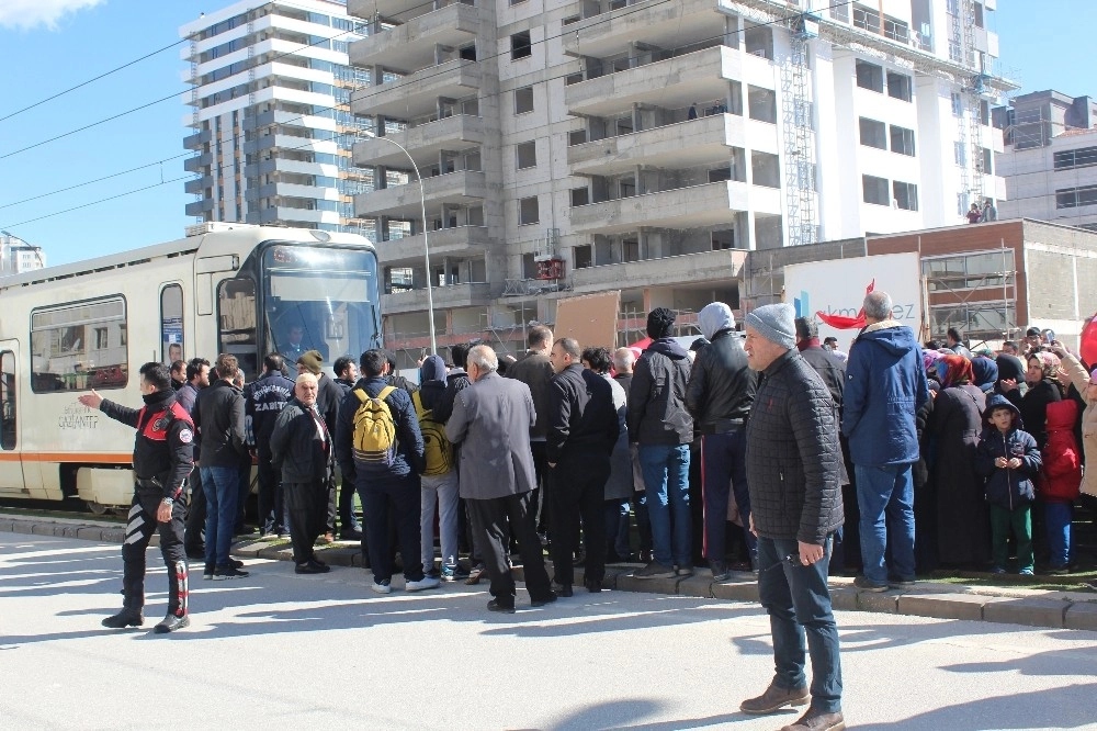 Gaziantep'te batan şirkette tapularına alamayanlar yolu trafiğe kapattı