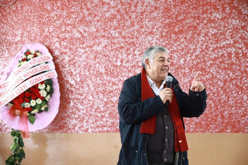 Sarıyer Belediye Başkanı Şükrü Genç, Dünya Kadınlar Gününde Karanfil Dağıttı