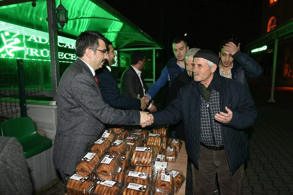 Başkan Adayı Yılmaz, Kandil Simidi Dağıttı