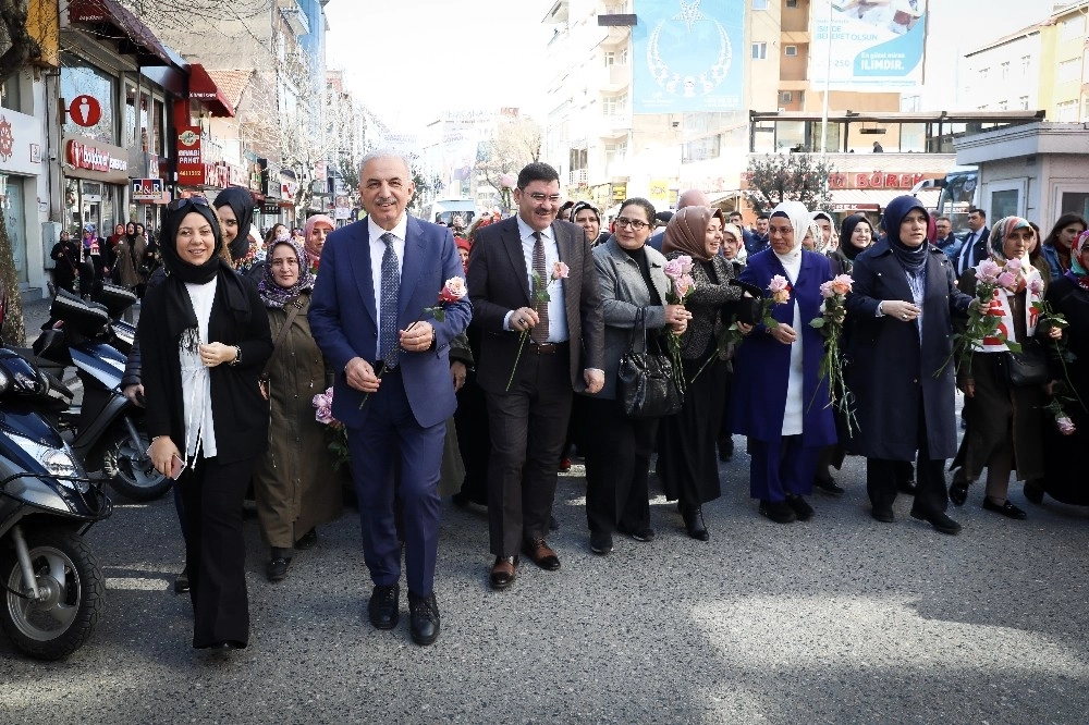 İsmet Yıldırım, Dünya Kadınlar Gününde Kadınlara Karanfil Dağıttı