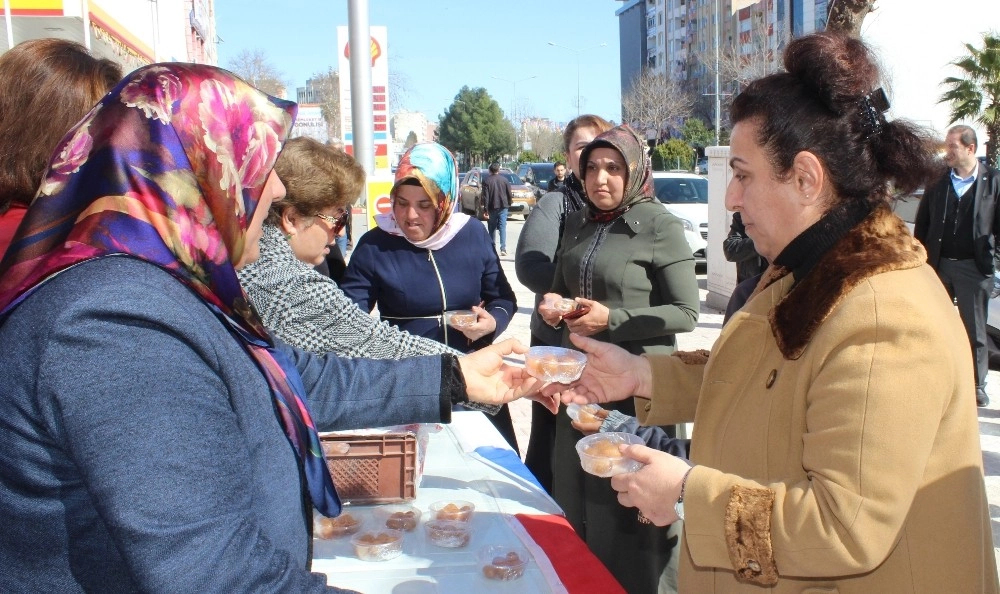 Kadınlar Tatlı Dağıttı