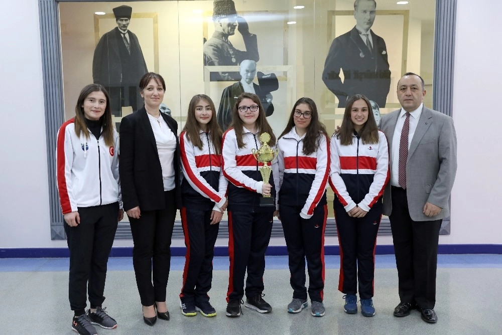 Sanko Okulları Yıldız Kızlar Tenis Takımı İl Birincisi Oldu