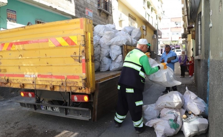 Şehitkamil’de budanan odunlar dar gelirli ailelerle dağıtıldı