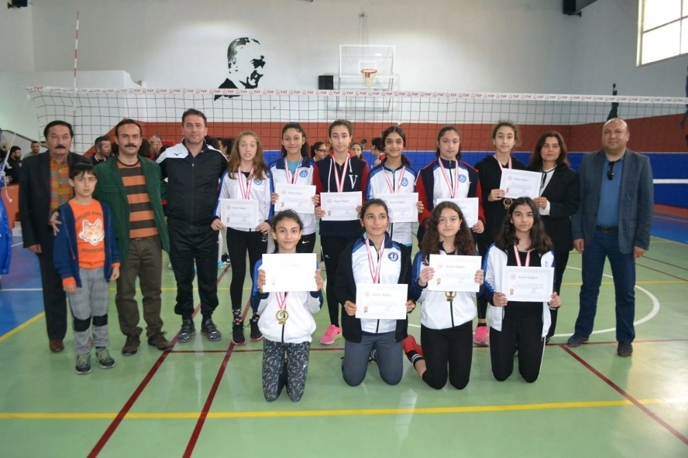 Bozyazıda Yıldız Kızlar Voleybol Birinciliği Müsabakaları Sona Erdi