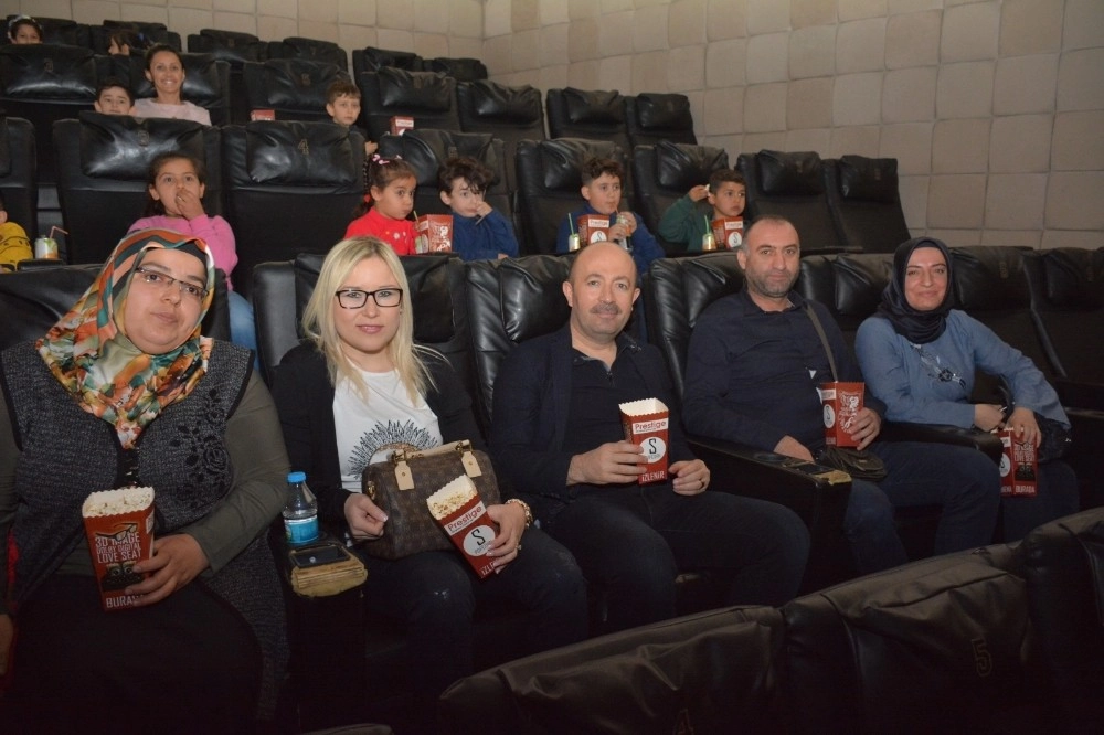 Kaymakam Uygur Öğrencilerle Sinemaya Gitti