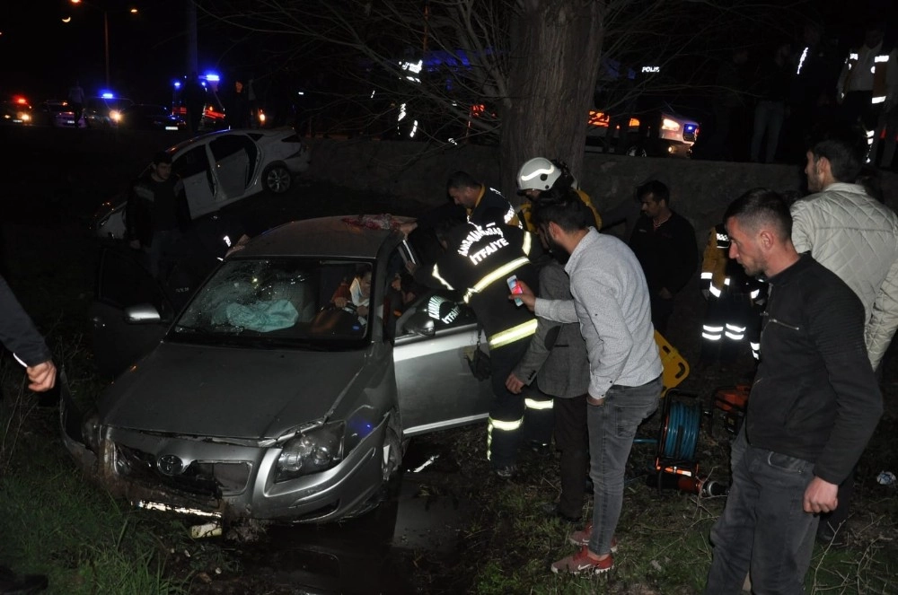 Çarpışan Otomobiller Kanala Uçtu: 7 Yaralı