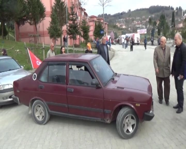 Chpliler Ak Parti Konvoyunun Geçeceği Yolu Araçla Kapattı