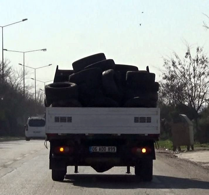 Lastik Yüklü Kamyonet Kazaya Davetiye Çıkardı