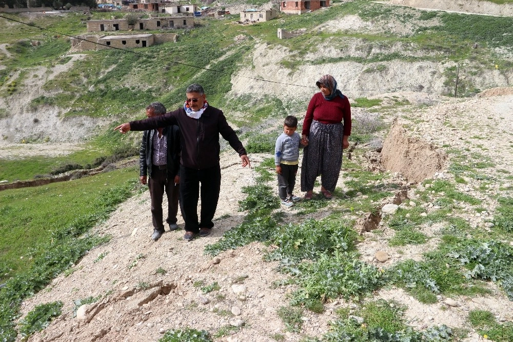 Mersin Mut ilçesinde arazide oluşan çatlaklar korkutuyor