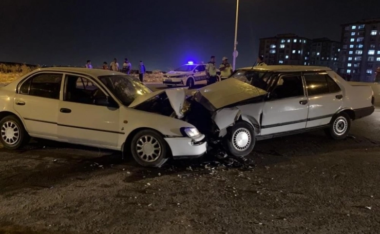 Gaziantep’te iki araç kafa kafaya çarpıştı: 2’si ağır 10 yaralı