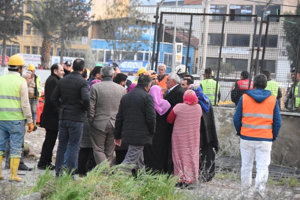 Göçük Altındaki İşçilerin Yakınlarından Tepki