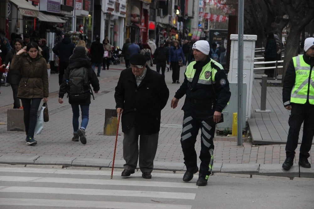 Trafik Polisinden Örnek Davranış