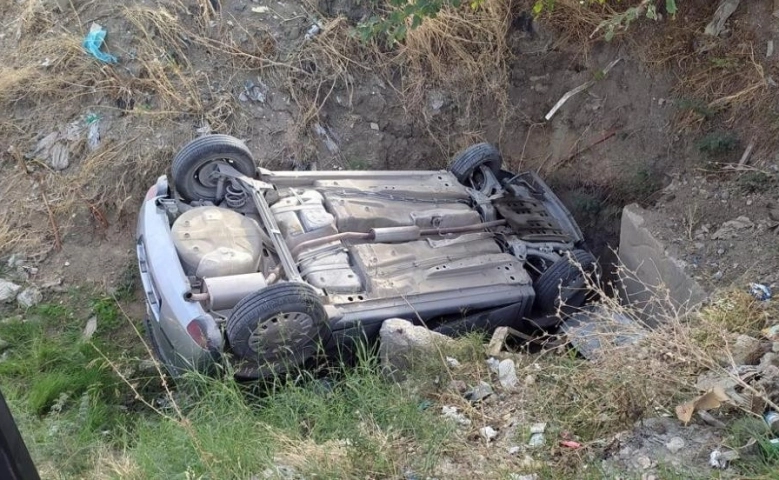 Hatay’da takla atarak devrilen otomobilin sürücüsü yaralandı