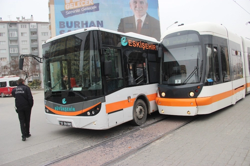 Tramvay İle Halk Otobüsü Çarpıştı