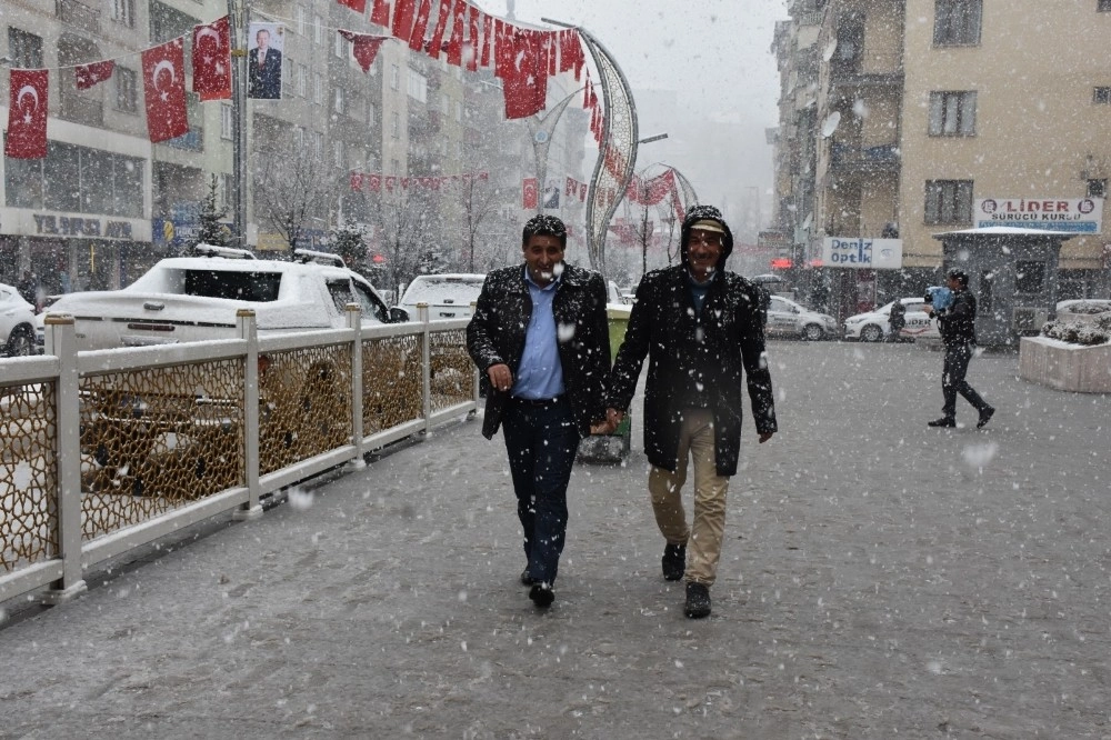 Hakkaride Lapa Lapa Kar Yağışı