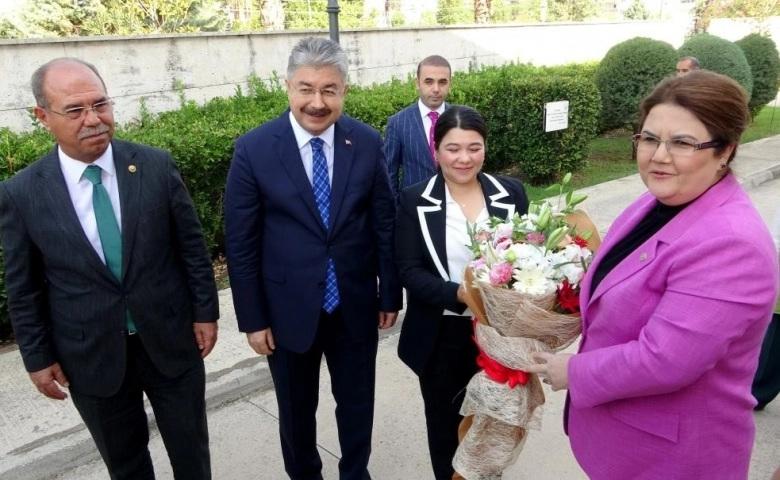 Aile ve Sosyal Hizmetler Bakanı Derya Yanık, Osmaniye'de