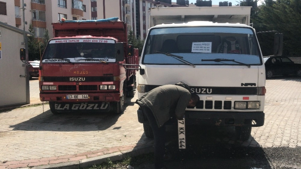 İkiz Plakalı Kamyonetler Yan Yana Yakalandı