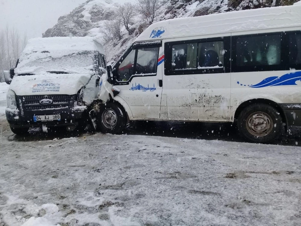 Şırnakta Öğretmen Servisi Kaza Yaptı: 6 Yaralı