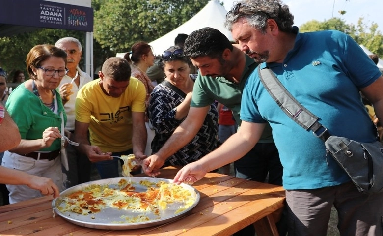 Künefenin içerisindeki altını bulmak için kıyasıya yarıştılar