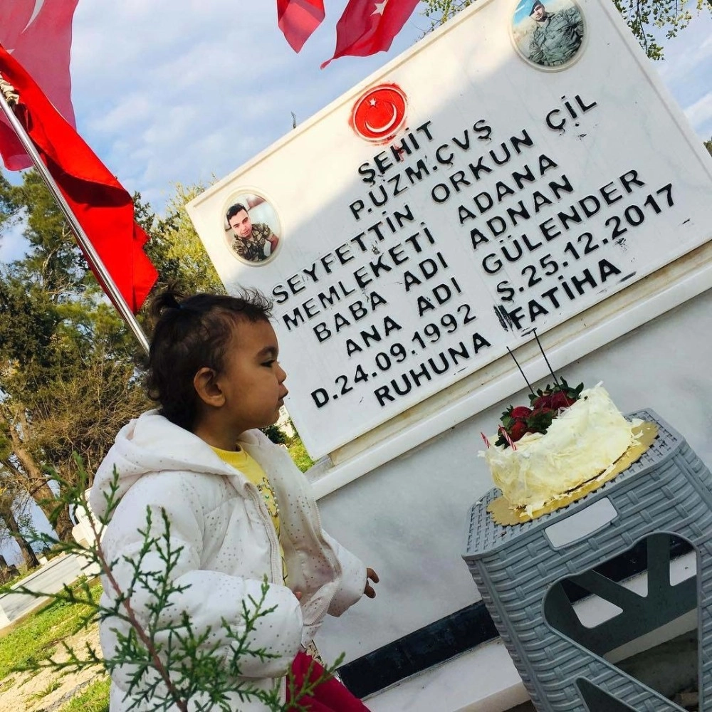 Şehit Kızı Doğum Gününü Babasının Mezar Başında Kutladı